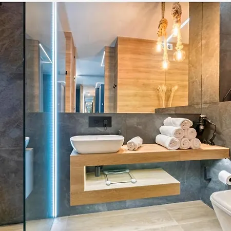 Riverview Waterline & Pool Apartman *